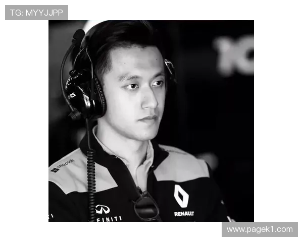 周冠宇这生活太反差，比赛里拼命开挂，机场却被捉个正着啃泡面