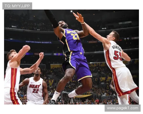 怀特通过挡拆拉开空间，提升关键时刻三分效率显著